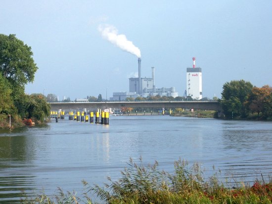 Weser, Erdbeerbrücke und Kraftwerk