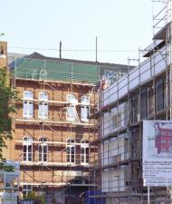 Bauankündigung und Bebauung